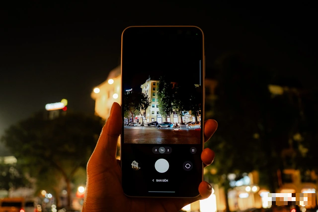 A56 5G hỗ trợ Nightography với thuật toán giảm nhiễu, cải thiện chất lượng ảnh đêm, trong khi A36 và A26 có chế độ chụp đêm cơ bản. (Ảnh: Webuy)