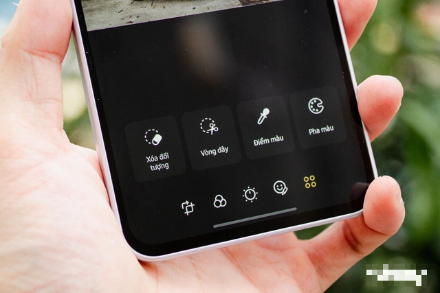 Tính năng Xoá Đối Tượng cho phép xóa vật thể thừa trong ảnh bằng AI, không cần dùng app chỉnh sửa bên thứ ba. (Ảnh: Webuy)