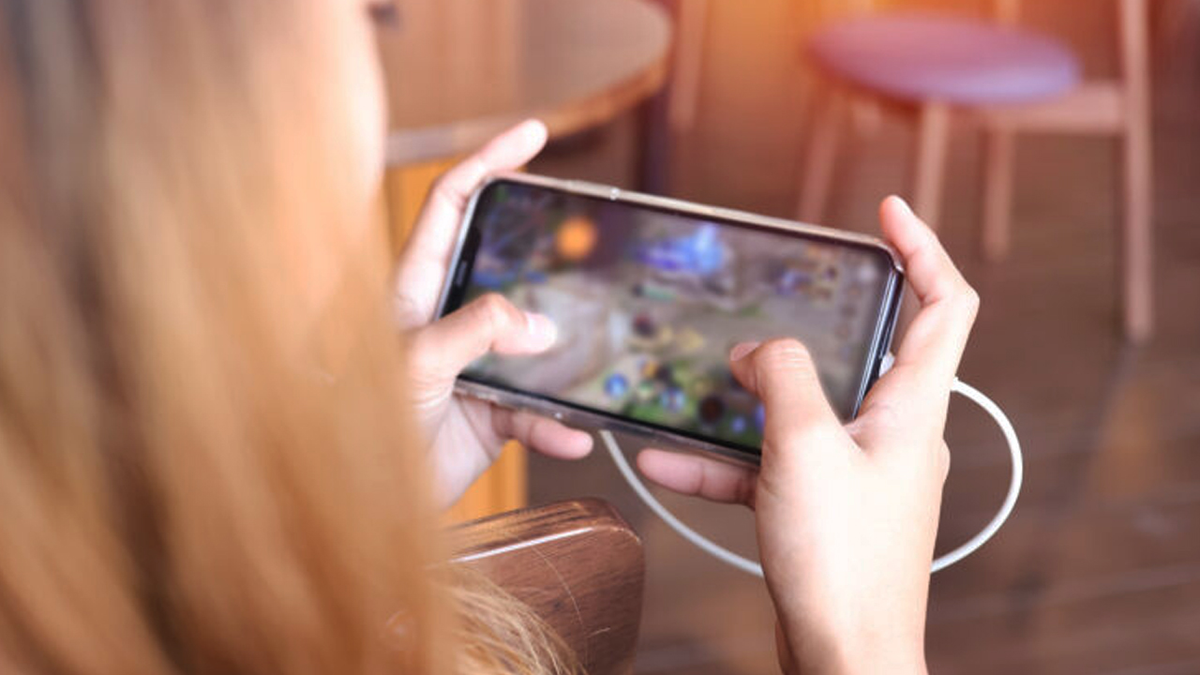 Tránh để điện thoại tiếp xúc với nhiệt độ cao hoặc vừa sạc vừa sử dụng để hạn chế nguy cơ cháy nổ. (Ảnh: TopZone)