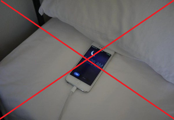 Không sạc điện thoại dưới gối, trên nệm hay nơi có vật liệu dễ cháy để tránh tích nhiệt. (Ảnh: baotintuc)