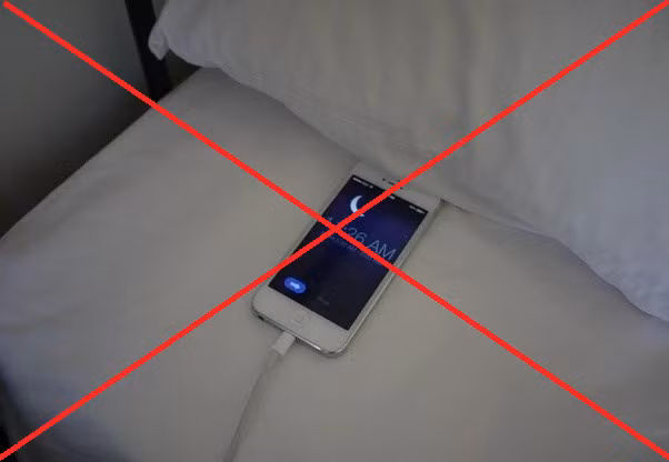 Không sạc điện thoại dưới gối, trên nệm hay nơi có vật liệu dễ cháy để tránh tích nhiệt. (Ảnh: baotintuc)