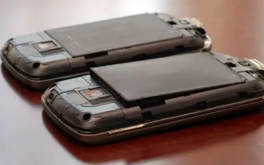 Khi phát hiện dấu hiệu bất thường, nên thay pin tại trung tâm uy tín để đảm bảo an toàn. (Ảnh: VTV.vn)