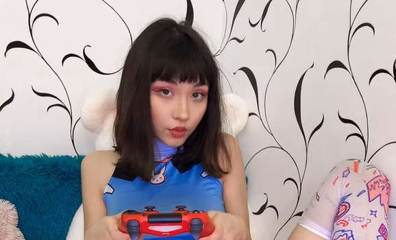 Chưa hết, nữ streamer xinh đẹp còn có hẳn 2 nền tảng chia sẻ ảnh có tính phí như là những nguồn thu nhập thêm của mình.(Ảnh: gamek)