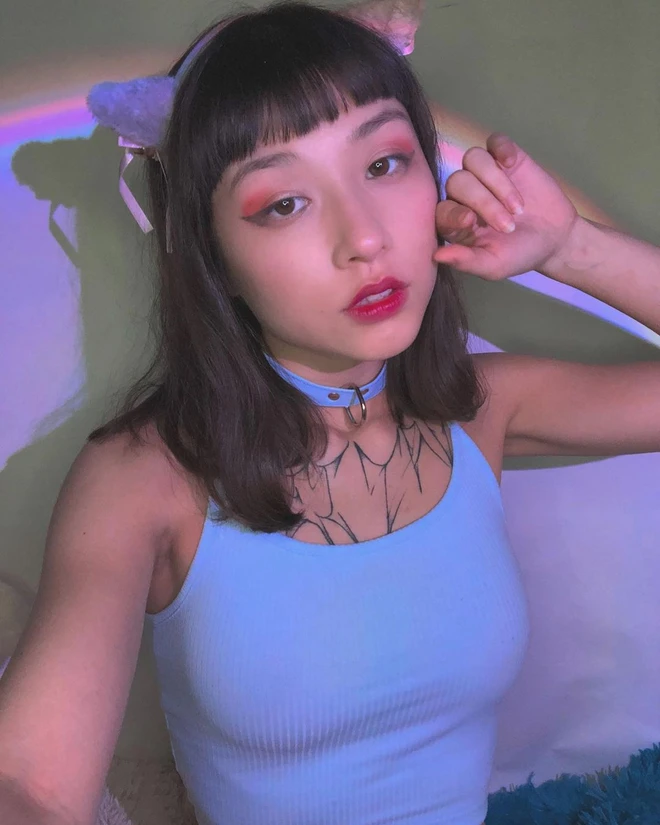 Sở hữu nhan sắc xinh xắn theo kiểu nữ sinh, "gái ngoan" nhưng cô nàng streamer Dota 2 lại theo đuổi phong cách táo bạo, cả trong trang phục lẫn khi lên sóng. (Ảnh: Phụ nữ số)