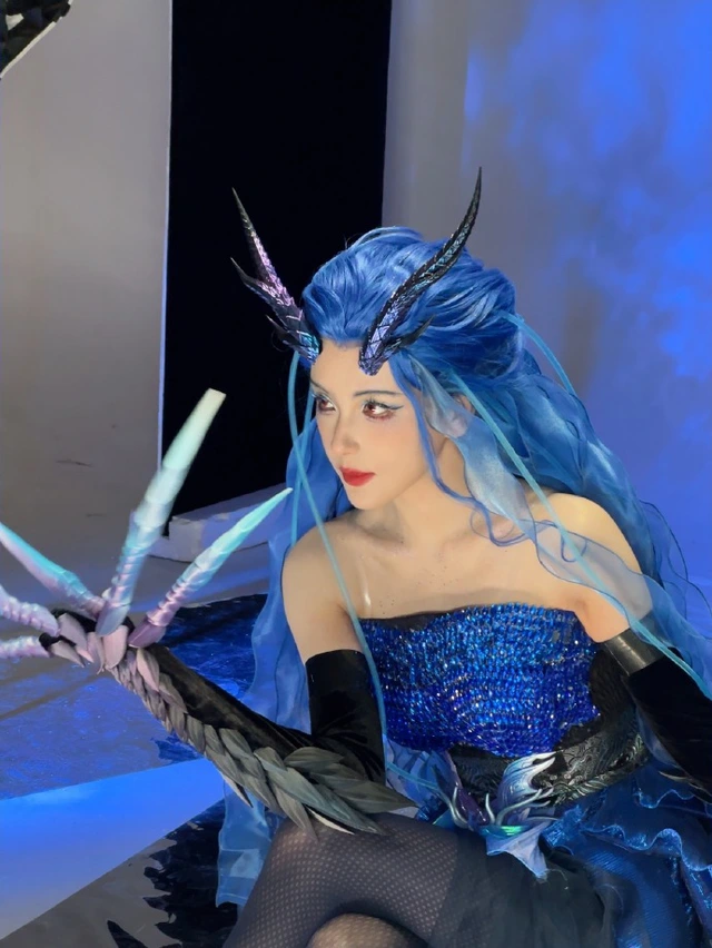 Rita chia sẻ bộ ảnh cosplay trên Weibo, thu hút sự quan tâm lớn từ fan hâm mộ LMHT. (Ảnh: gamek)