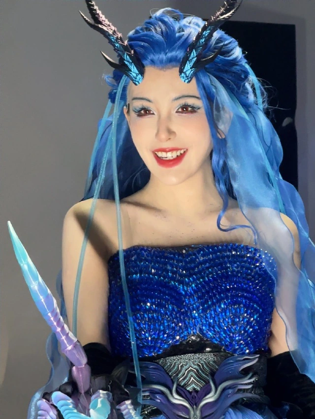  Nữ MC Rita của LPL gây chú ý khi cosplay nhân vật Tây Hải Long Vương Ngao Nhuận trong phim hoạt hình "Na Tra: Ma Đồng Giáng Thế". (Ảnh: gamek)