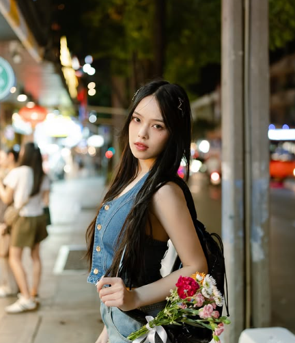 Cô nằm thoải mái trên giường và điều khiển game bằng tay trên màn hình tivi, tạo nên một cách chơi độc đáo nhưng gây tranh cãi. (Ảnh: IGNV)