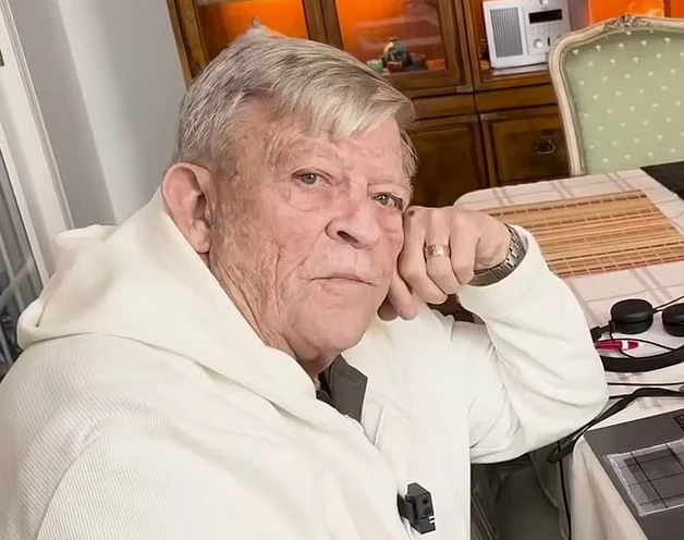 McMoneagle cũng kể rằng NASA đã cung cấp cho ông những bức ảnh âm bản về sao Hỏa, trong đó có cấu trúc hình kim tự tháp nằm gần miệng hố va chạm khổng lồ. Ông khẳng định công trình này là nhân tạo và tiết lộ rằng NASA từng phát hiện ánh sáng đỏ phát ra từ nó. (Ảnh: DNVN)