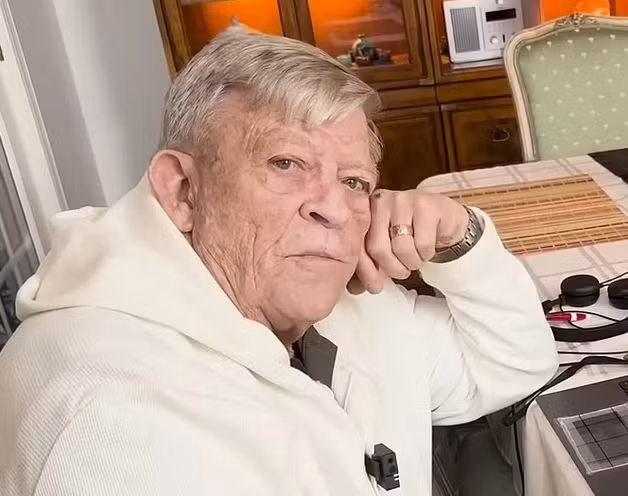 McMoneagle cũng kể rằng NASA đã cung cấp cho ông những bức ảnh âm bản về sao Hỏa, trong đó có cấu trúc hình kim tự tháp nằm gần miệng hố va chạm khổng lồ. Ông khẳng định công trình này là nhân tạo và tiết lộ rằng NASA từng phát hiện ánh sáng đỏ phát ra từ nó. (Ảnh: DNVN)