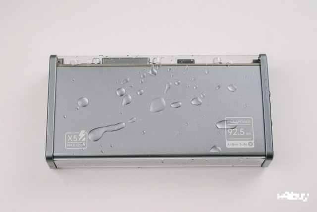 Bên trong là 6 cell pin lithium-ion cao cấp, loại thường dùng trong xe điện, giúp hiệu suất chuyển đổi đạt 95% và sau 800 chu kỳ sạc xả vẫn còn khoảng 80% dung lượng ban đầu. (Ảnh: Webuy)