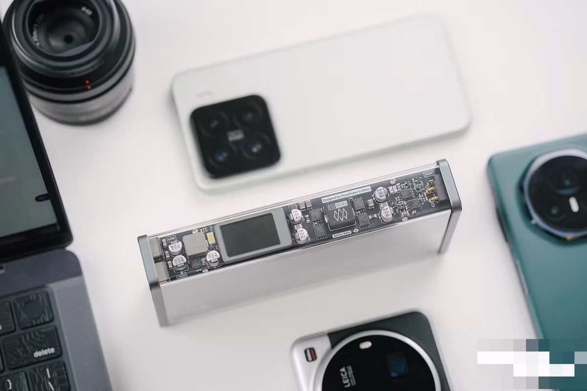 Thiết kế vỏ kim loại nguyên khối, phiên bản nhôm CNC cao cấp hoặc nhựa trong suốt có khả năng kháng nước IP66+, giúp tăng độ bền khi sử dụng ngoài trời.(Ảnh: Webuy)