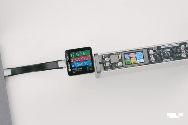 Với trọng lượng khoảng 600g, nặng gần gấp rưỡi iPad Pro, sản phẩm không thực sự tiện lợi để mang theo hàng ngày mà phù hợp hơn với dân chuyên nghiệp. (Ảnh: Webuy)