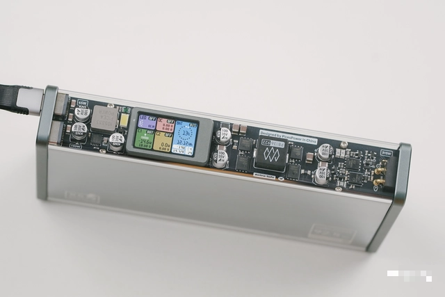 Màn hình IPS nhỏ trên thân máy hiển thị chi tiết trạng thái sạc, công suất ra từng cổng và mức pin còn lại, đồng thời hỗ trợ cập nhật firmware qua OTA. (Ảnh: Webuy)
