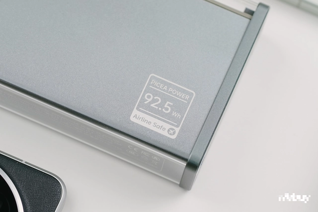 Dung lượng quy đổi 92,5Wh, vẫn nằm trong giới hạn an toàn để mang lên máy bay, nhà sản xuất đã in thông tin này trực tiếp lên thân pin để tiện kiểm tra khi di chuyển. (Ảnh: Webuy)