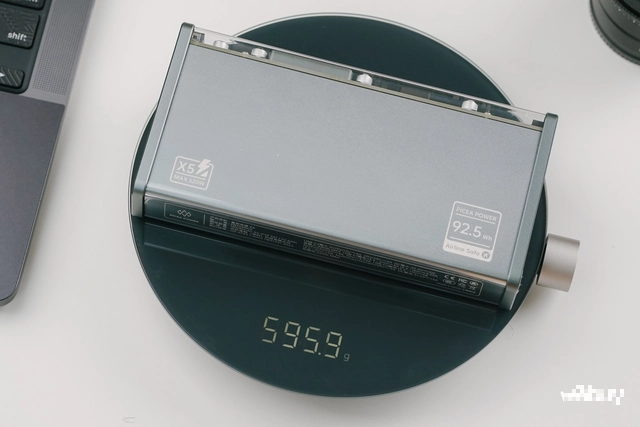 Viên pin được trang bị hai cổng USB-C (65W &amp; 140W) và một cổng DC (315W), có thể cấp nguồn cho nhiều thiết bị cùng lúc, nhưng cáp DC không đi kèm, người dùng phải mua riêng. (Ảnh: Webuy)