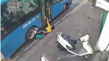 Đình chỉ tài xế xe buýt đóng cửa bất cẩn, kéo nữ sinh xuống đường Dinh chi tai xe xe buyt dong cua bat can, keo nu sinh xuong duong