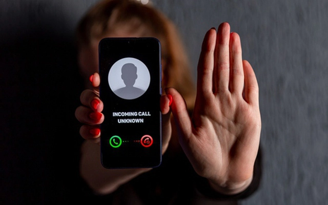 5. Điện thoại tự động gửi tin nhắn hoặc gọi đến số lạ. Hãy kiểm tra lịch sử cuộc gọi, tin nhắn và chặn số điện thoại đáng ngờ. (Ảnh: CafeF)