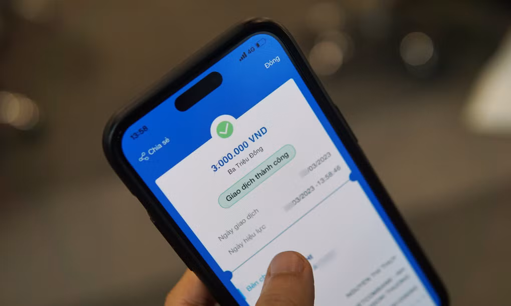 4. Xuất hiện giao dịch lạ trên tài khoản ngân hàng hoặc cửa hàng ứng dụng. Hãy liên hệ ngân hàng ngay để khóa giao dịch và thay đổi thông tin đăng nhập. (Ảnh: CafeF)