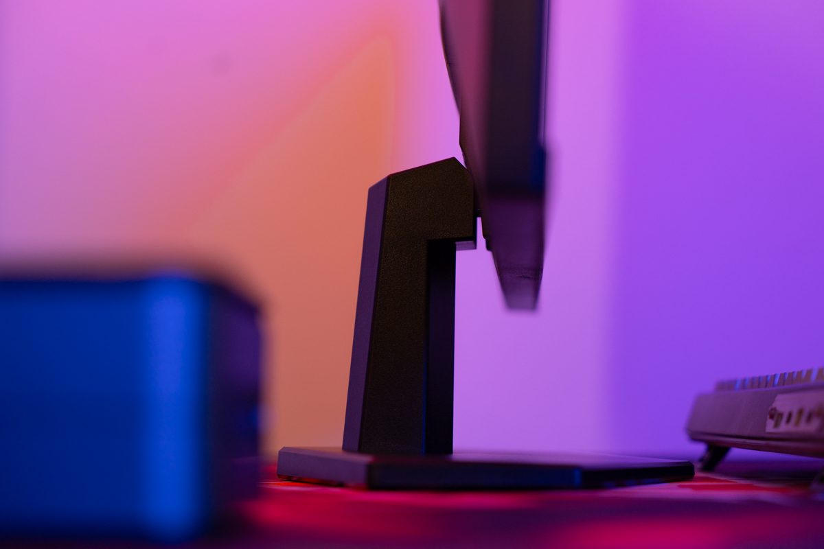 Thiết kế hiện đại với viền mỏng ba cạnh, mặt sau cách điệu đường vát góc cạnh và logo AOC, hỗ trợ chuẩn VESA 100 x 100 để lắp đặt linh hoạt. (Ảnh: Thanh niên Việt)