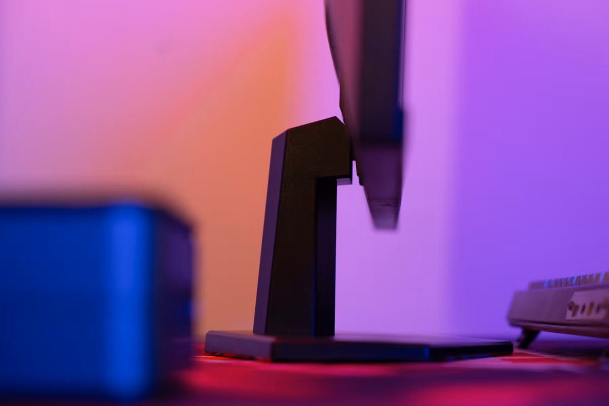 Thiết kế hiện đại với viền mỏng ba cạnh, mặt sau cách điệu đường vát góc cạnh và logo AOC, hỗ trợ chuẩn VESA 100 x 100 để lắp đặt linh hoạt. (Ảnh: Thanh niên Việt)