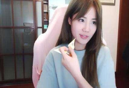 Cô cũng thay đổi phong cách, từ gợi cảm, cá tính sang đơn giản, có phần xuề xòa.(Ảnh: sina)