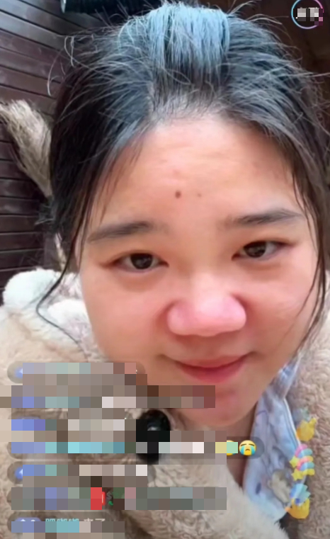 Trong lần xuất hiện gần nhất, cô không trang điểm, không dùng bộ lọc, để lộ nhan sắc thay đổi khiến dân tình bất ngờ.(Ảnh: News.QQ)