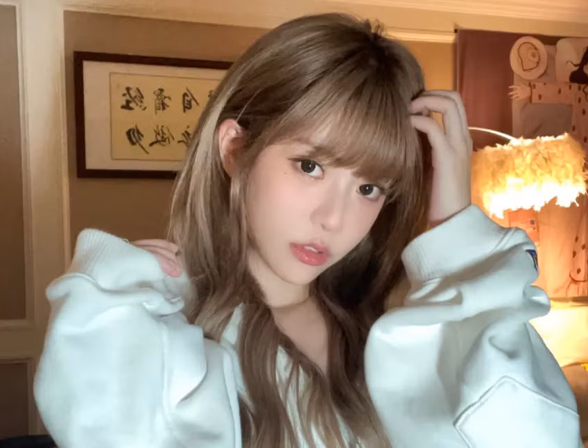 Chu Thục Di phản ứng bằng cách tự trấn an rằng "ảnh thẻ không quá tệ", nhưng không ngăn được làn sóng tranh cãi. Sự nghiệp streamer của cô vốn dựa nhiều vào ngoại hình, nên vụ việc này gây ảnh hưởng không nhỏ đến hình tượng. (Ảnh: GameK)