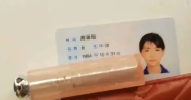 Mới đây, ảnh căn cước của Chu Thục Di bị rò rỉ khiến CĐM bất ngờ khi nhan sắc đời thường của cô khác xa hình ảnh chỉnh chu trên sóng livestream. Fan sốc với nhan sắc thật khi so sánh giữa ảnh thẻ và hình ảnh thường thấy, nhiều người bày tỏ thất vọng trên MXH. (Ảnh: GameK)