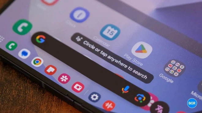 iPhone Fold dự kiến có màn hình trong 7,8 inch, màn hình ngoài 5,5 inch và thiết kế mỏng hơn Galaxy Z Fold 6. (Ảnh: BGR)