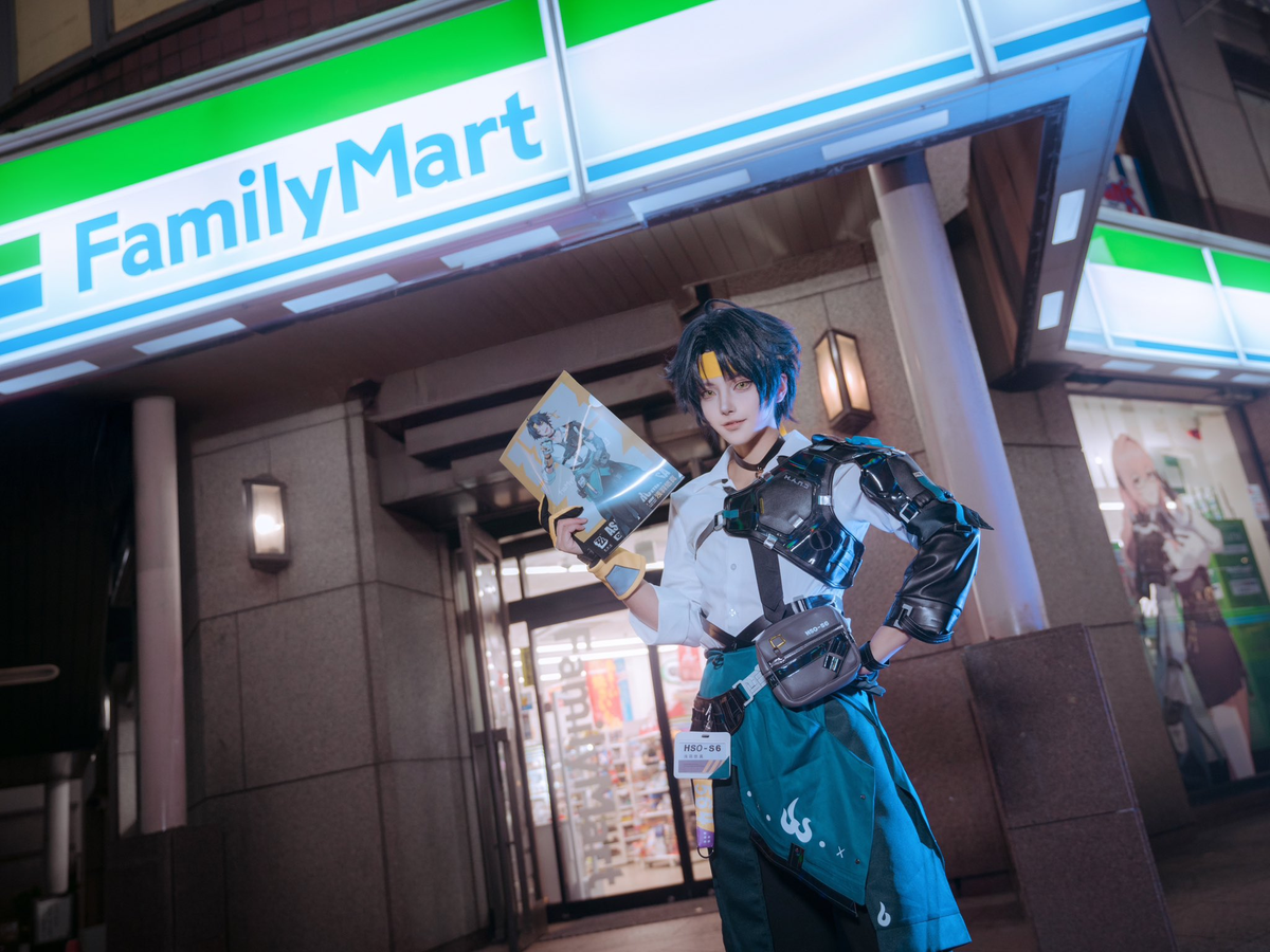 Cô nàng khiến người xem hoang mang vì khả năng "che giấu" vòng 1 hoàn hảo, gần như không để lại dấu vết gì khi cosplay nam. (Ảnh: Gamek)