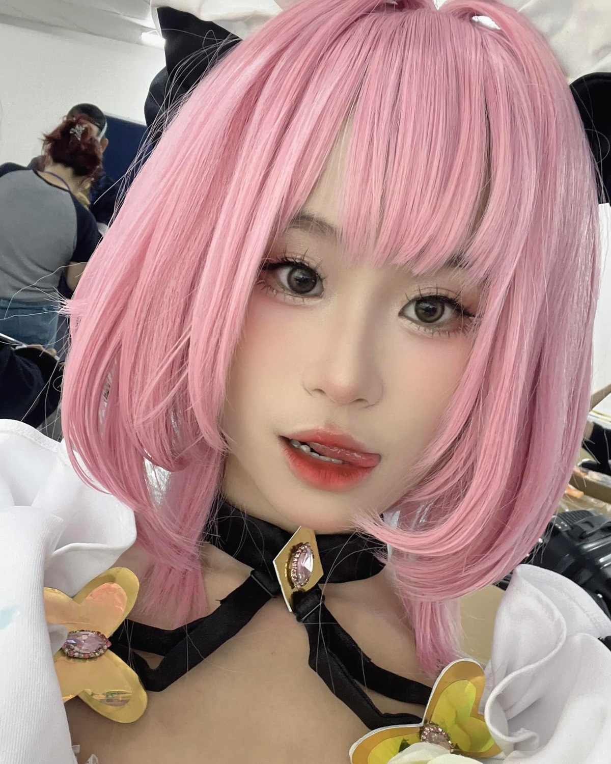 Cô kết hợp hiệu ứng đặc biệt, phần mềm chỉnh sửa video và khả năng diễn xuất để tạo ra những khoảnh khắc "thần kỳ".(Ảnh: FBNV)