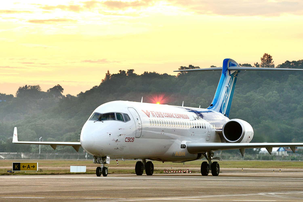 Máy bay C909 đã được đưa vào sử dụng từ năm 2016 và đến tháng 1/2025, COMAC đã bàn giao tổng cộng 160 chiếc. (Ảnh: Air Data News)