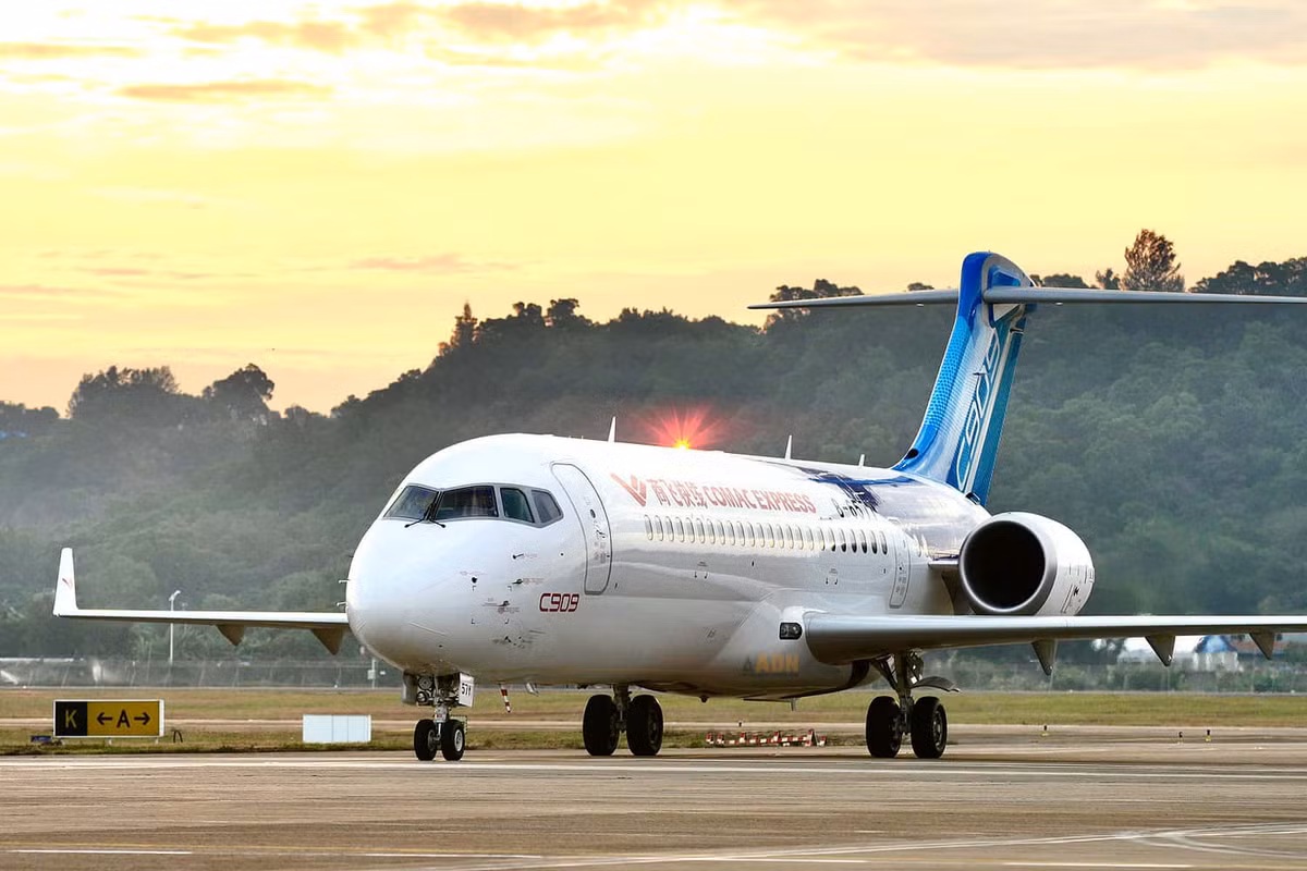 Máy bay C909 đã được đưa vào sử dụng từ năm 2016 và đến tháng 1/2025, COMAC đã bàn giao tổng cộng 160 chiếc. (Ảnh: Air Data News)