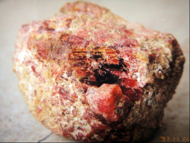 Sau khi làm sạch, người ta nhận ra viên đá này là một viên ruby với một vết nứt nhỏ trên bề mặt. (Ảnh: Tahi Gems)