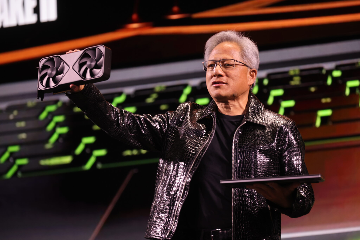 Tại CES 2025 (áo 8.990 USD), cổ phiếu Nvidia ở mức 149.43 USD; còn tại GTC 2025 (áo 6.990 USD), cổ phiếu giảm 23% còn 115.43 USD.(Ảnh: NVIDIA Blog)