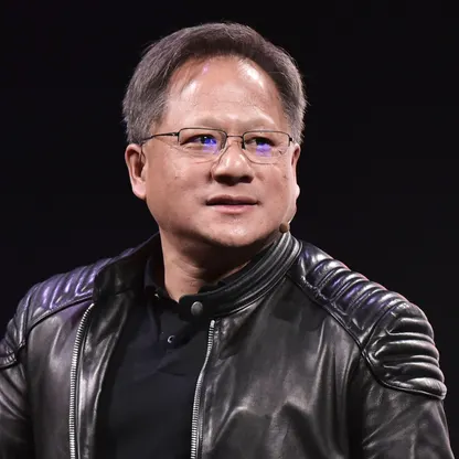 CEO Nvidia Jensen Huang nổi tiếng với hình ảnh áo khoác da đen cao cấp, thường từ thương hiệu Tom Ford với giá 5.000-10.000 USD/chiếc. (Ảnh: Forbes)