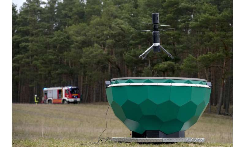 Công ty Dryad Networks (Đức) vừa ra mắt thiết bị bay không người lái (UAV) Silvaguard tích hợp AI để phát hiện sớm cháy rừng. (Ảnh: techxplore)