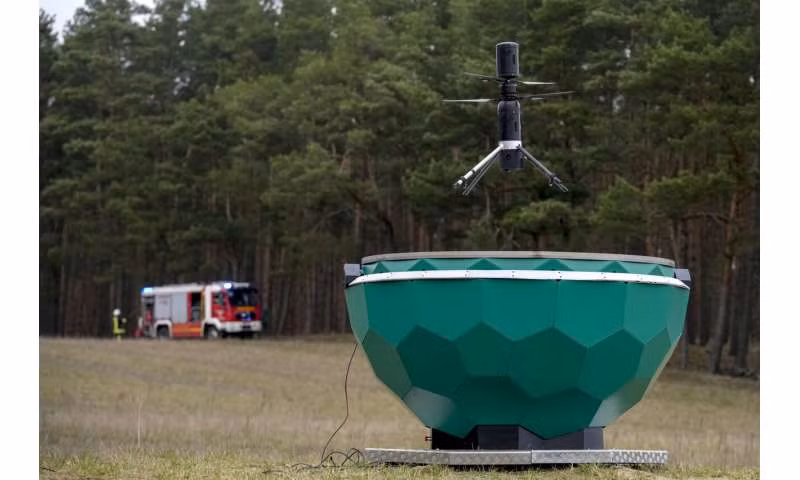 Công ty Dryad Networks (Đức) vừa ra mắt thiết bị bay không người lái (UAV) Silvaguard tích hợp AI để phát hiện sớm cháy rừng. (Ảnh: techxplore)