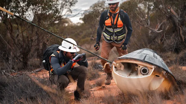  Vật thể hình đĩa bay rơi xuống vùng hẻo lánh của Úc thực chất là viên nang không gian W-2 của công ty Varda Space Industries (Mỹ), được phóng vào không gian ngày 14/1/2024 bằng tên lửa SpaceX Falcon 9. (Ảnh: livescience)
