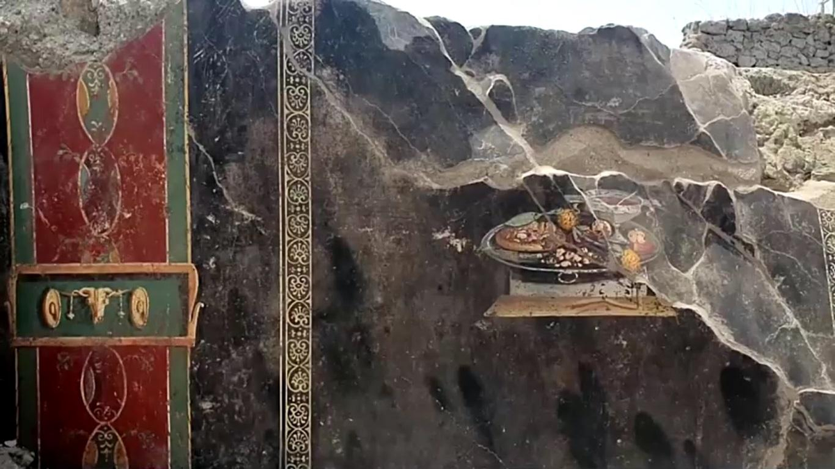 Bức tranh được tìm thấy trong khu vực sang trọng Regio IX của Pompeii, thể hiện truyền thống hiếu khách của người Hy Lạp và La Mã cổ đại. (Ảnh: GMA Network)