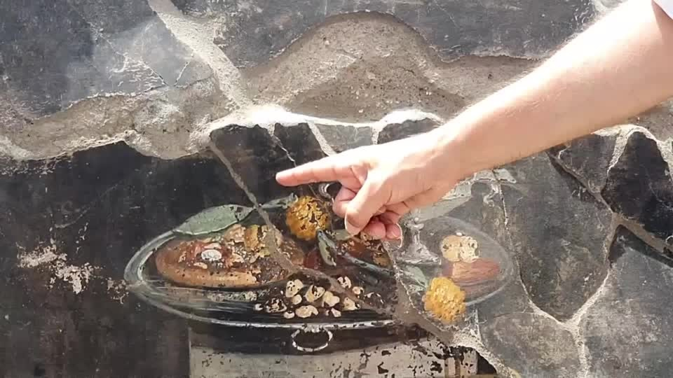 Bức tranh nằm trong một biệt thự lớn bị sập, gần đó còn có lò nướng và hài cốt của 3 nạn nhân thảm họa núi lửa Vesuvius năm 79 sau Công Nguyên. (Ảnh: The Fiji Times)