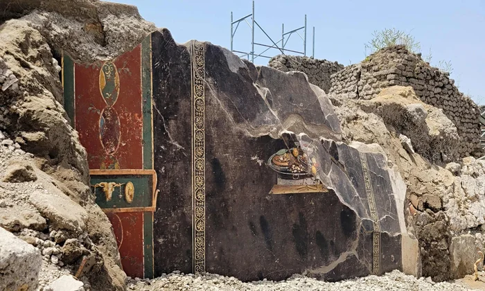 Pompeii tiếp tục gây kinh ngạc với các phát hiện "vượt thời gian", bao gồm đường phố được sửa chữa tinh vi, kiến trúc tiện nghi và cả quầy thức ăn nhanh cổ đại. (Ảnh: The Guardian)