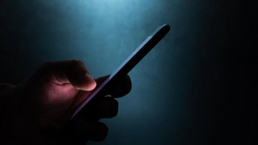 Số tiền bị dùng để trả nợ và nạp vào tài khoản trò chơi trực tuyến. (Ảnh: Business Standard)