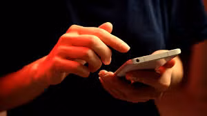 Anh không kịp khóa ví điện tử và kẻ gian đã lợi dụng thông tin cá nhân được lưu trong điện thoại để đánh cắp tiền. (Ảnh: WIRED)