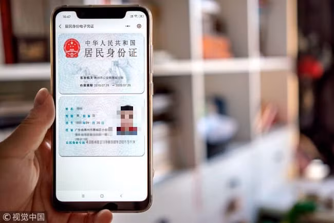 Tiểu Huyền phát hiện ảnh chụp thẻ căn cước hai mặt trong thư viện ảnh của Trần Minh. (Ảnh: X)