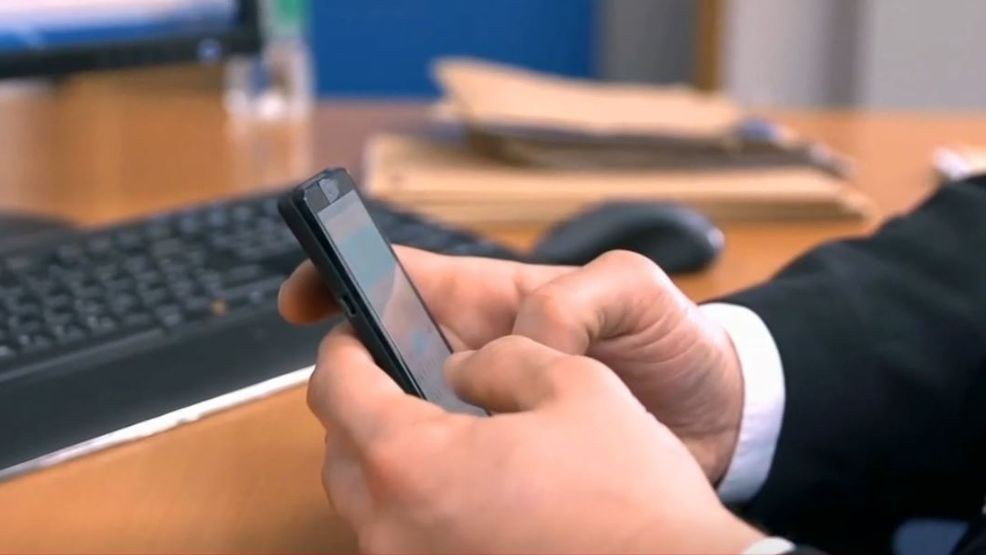 Cảnh sát Trung Quốc khuyến cáo không nên lưu giấy tờ tùy thân trong điện thoại để tránh bị đánh cắp thông tin. (Ảnh: CBS12)