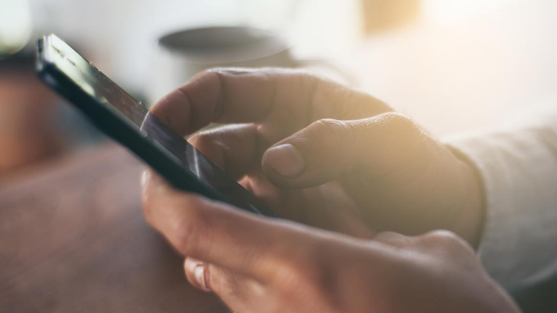 Nếu mất điện thoại, cần khóa ngay thẻ ngân hàng, ví điện tử và thông báo cho người thân để phòng tránh lừa đảo. (Ảnh: Verify)