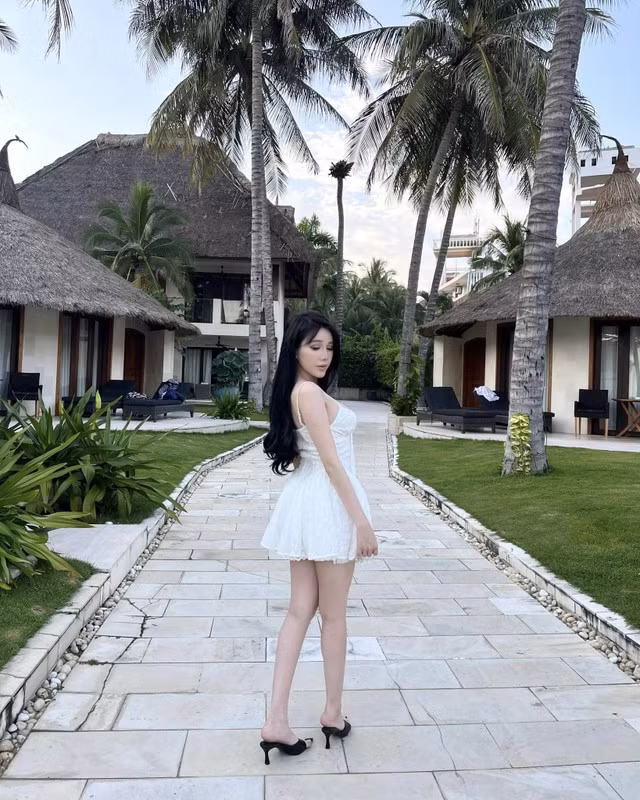 Cô xuất thân từ một gia đình giàu có, có bố là đại gia người Anh, đồng sở hữu khách sạn 5 sao nổi tiếng ở TP.HCM.(Ảnh: IGNV)