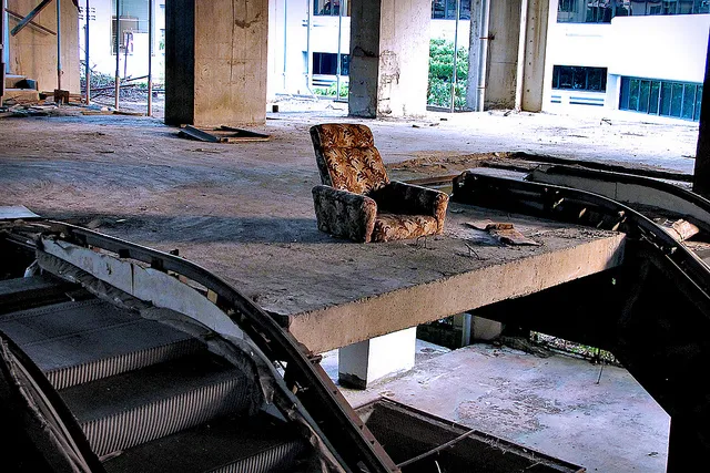 Việc cải tạo hay phá bỏ Sathorn Unique gặp nhiều rào cản pháp lý và chi phí cao, khiến tòa tháp vẫn tồn tại như một "hồn ma" giữa thành phố. (Ảnh: SoraNews24)