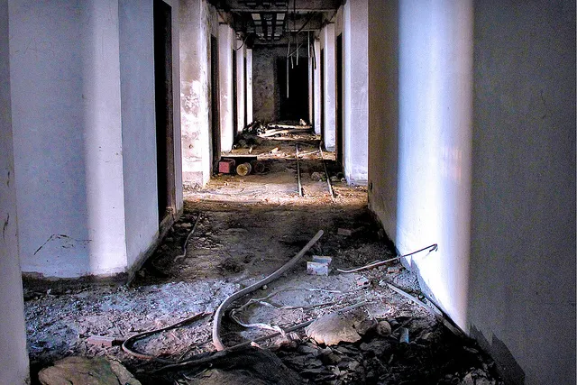 Chất lượng xây dựng, nền móng vững chắc và việc thiếu tải trọng động có thể là nguyên nhân giúp công trình này đứng vững trước rung chấn mạnh.(Ảnh: SoraNews24)